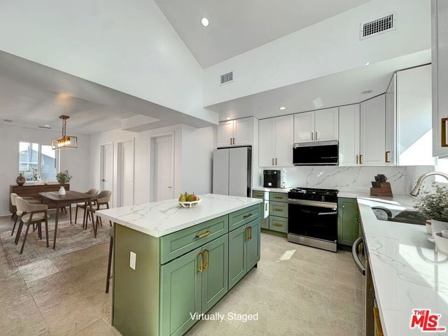 5930 Willoughby Avenue, Los Angeles, CA 90038