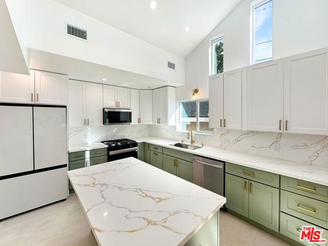 5930 Willoughby Avenue, Los Angeles, CA 90038