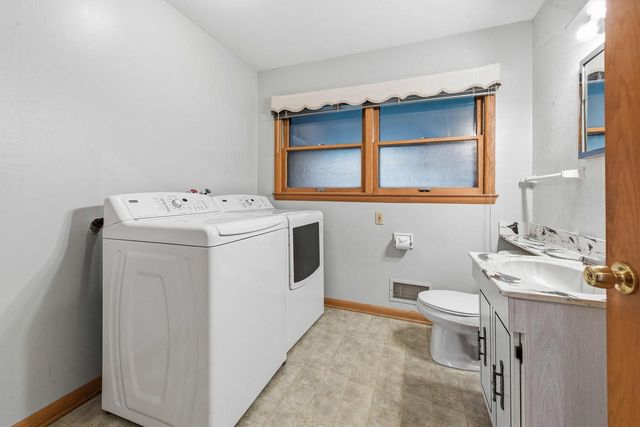 2400 W Rochelle AVENUE, Glendale, WI 53209