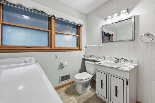 2400 W Rochelle AVENUE, Glendale, WI 53209