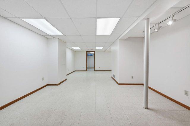 2400 W Rochelle AVENUE, Glendale, WI 53209