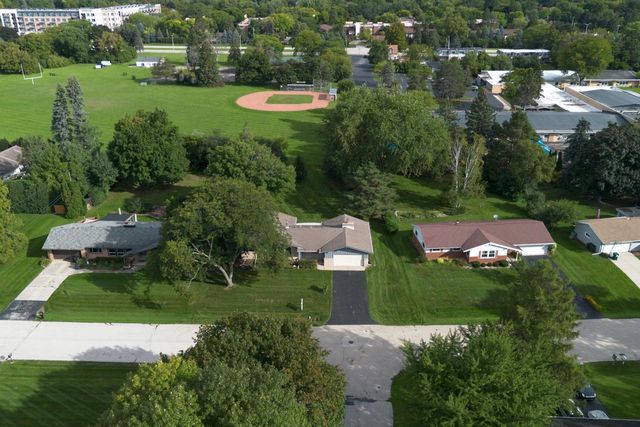 2400 W Rochelle AVENUE, Glendale, WI 53209