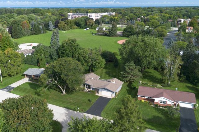 2400 W Rochelle AVENUE, Glendale, WI 53209