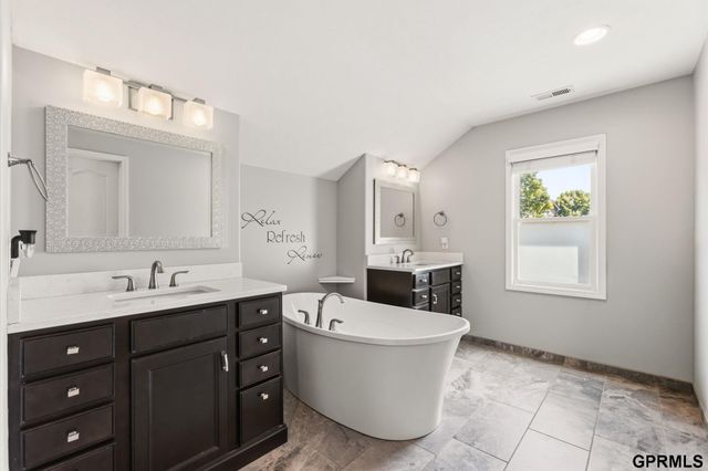 18025 Dewey Circle, Elkhorn, NE 68022