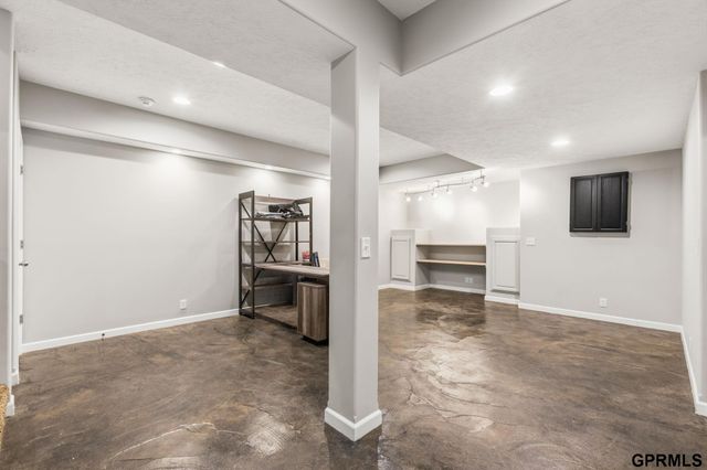 18025 Dewey Circle, Elkhorn, NE 68022