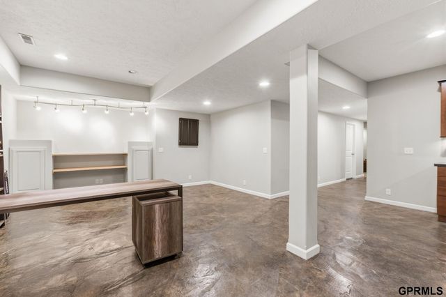 18025 Dewey Circle, Elkhorn, NE 68022