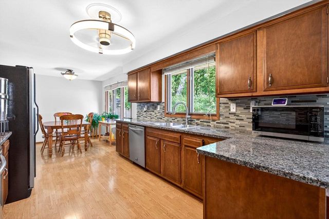 3320 CRESTVIEW DRIVE, Appleton, WI 54915