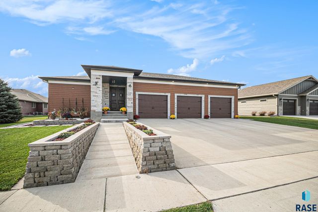 815 Heatherwood Ave Avenue, Madison, SD 57042