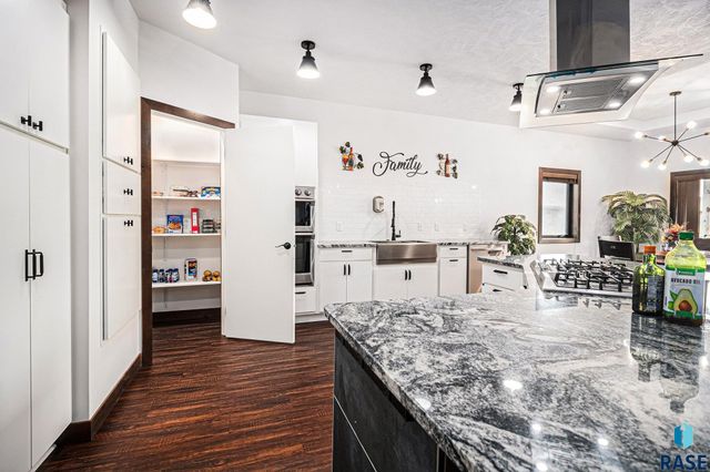 815 Heatherwood Ave Avenue, Madison, SD 57042