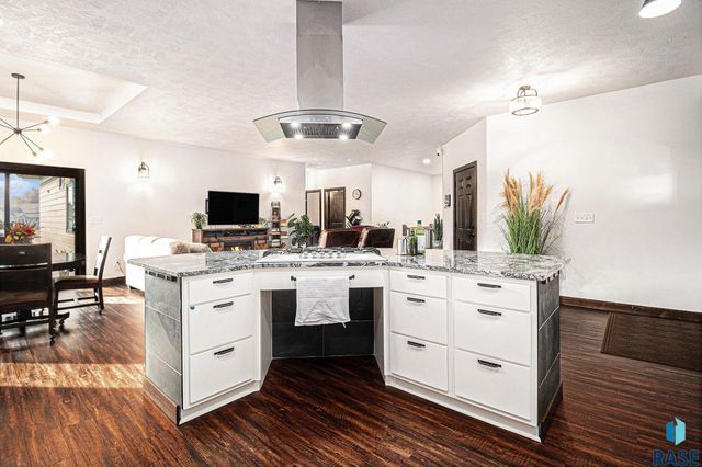 815 Heatherwood Ave Avenue, Madison, SD 57042