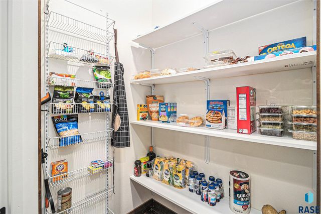 815 Heatherwood Ave Avenue, Madison, SD 57042