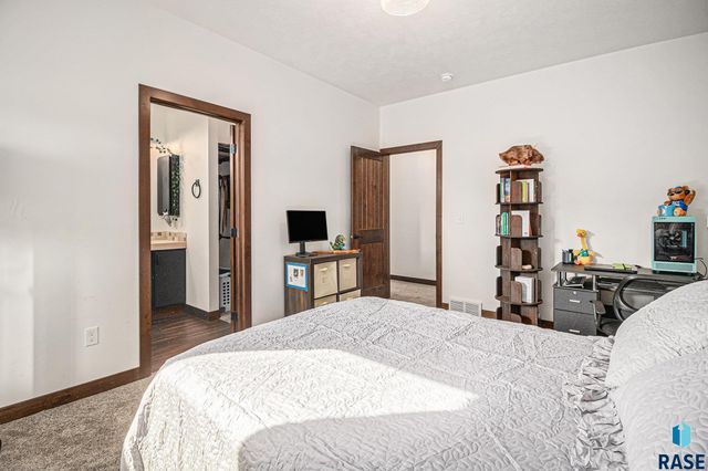 815 Heatherwood Ave Avenue, Madison, SD 57042