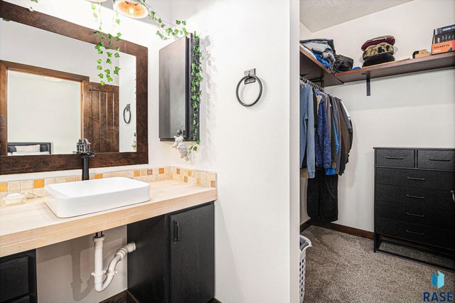 815 Heatherwood Ave Avenue, Madison, SD 57042