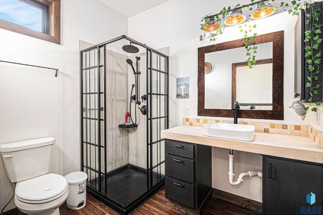 815 Heatherwood Ave Avenue, Madison, SD 57042