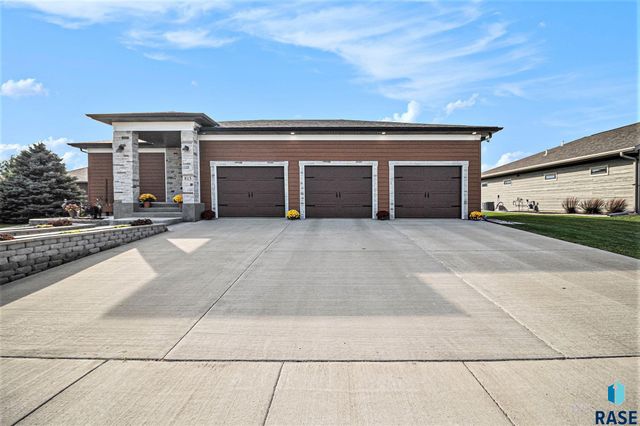 815 Heatherwood Ave Avenue, Madison, SD 57042