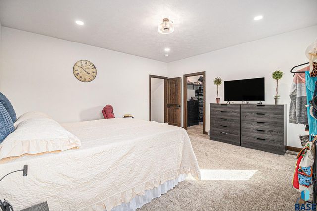 815 Heatherwood Ave Avenue, Madison, SD 57042