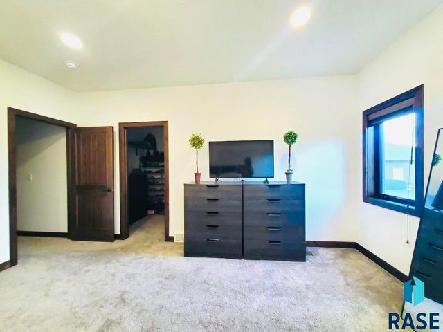 815 Heatherwood Ave Avenue, Madison, SD 57042