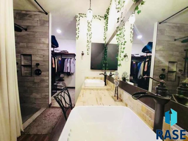 815 Heatherwood Ave Avenue, Madison, SD 57042