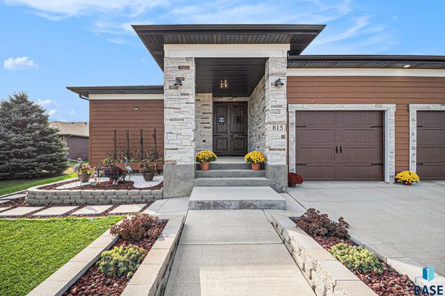 815 Heatherwood Ave Avenue, Madison, SD 57042