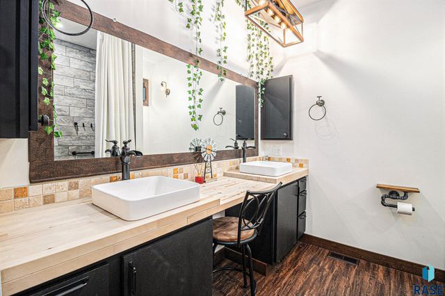 815 Heatherwood Ave Avenue, Madison, SD 57042