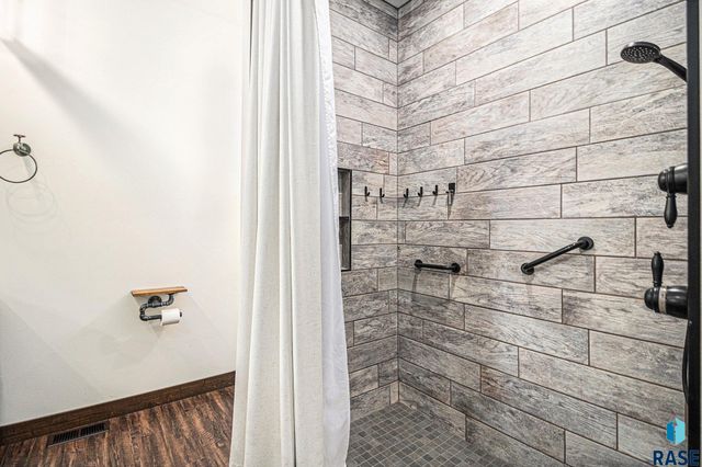 815 Heatherwood Ave Avenue, Madison, SD 57042