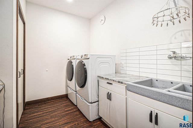 815 Heatherwood Ave Avenue, Madison, SD 57042