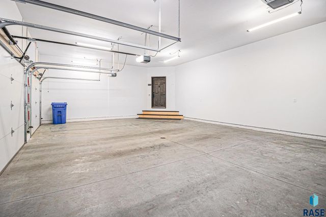 815 Heatherwood Ave Avenue, Madison, SD 57042