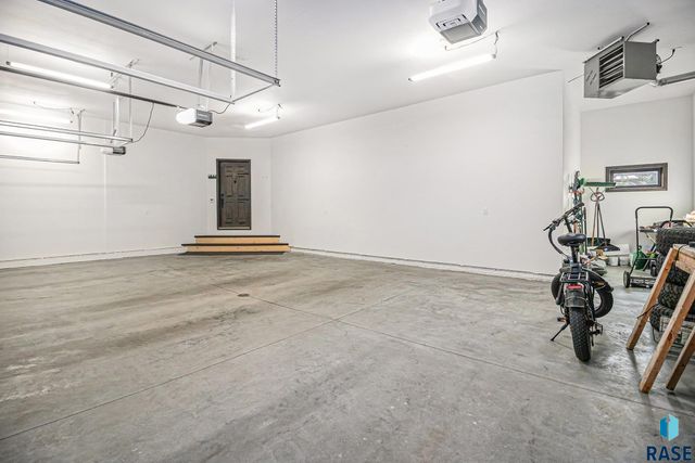 815 Heatherwood Ave Avenue, Madison, SD 57042