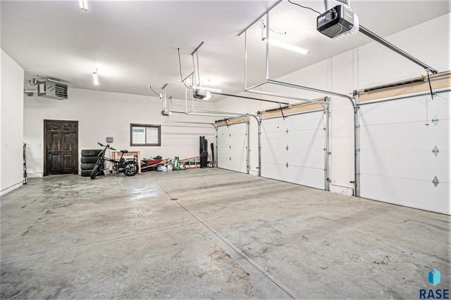 815 Heatherwood Ave Avenue, Madison, SD 57042