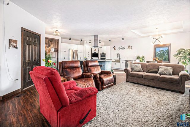 815 Heatherwood Ave Avenue, Madison, SD 57042