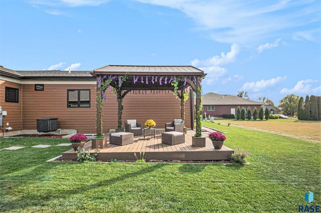 815 Heatherwood Ave Avenue, Madison, SD 57042