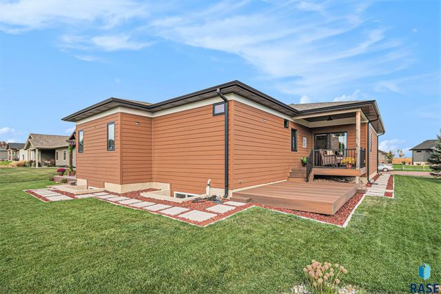815 Heatherwood Ave Avenue, Madison, SD 57042
