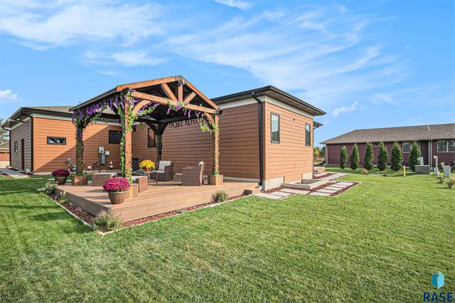 815 Heatherwood Ave Avenue, Madison, SD 57042