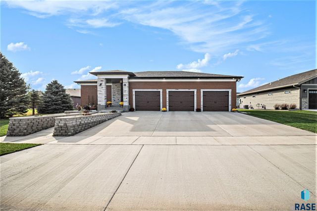 815 Heatherwood Ave Avenue, Madison, SD 57042