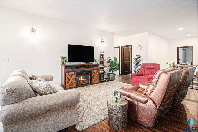 815 Heatherwood Ave Avenue, Madison, SD 57042