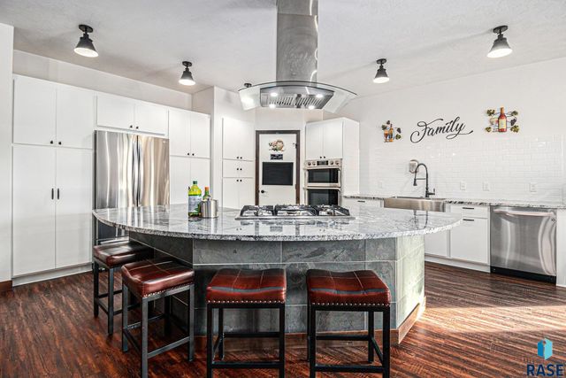 815 Heatherwood Ave Avenue, Madison, SD 57042