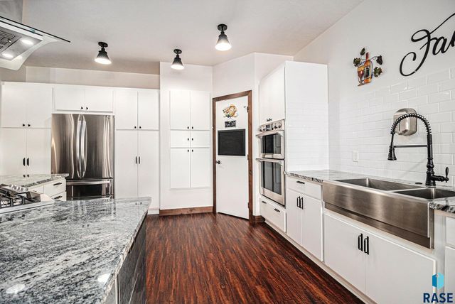 815 Heatherwood Ave Avenue, Madison, SD 57042