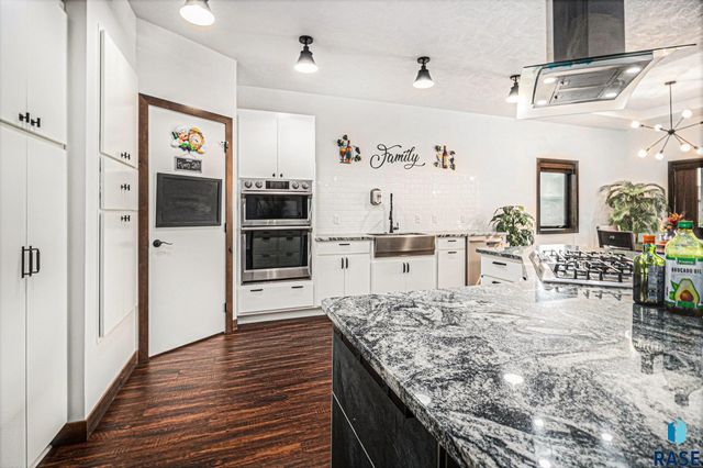 815 Heatherwood Ave Avenue, Madison, SD 57042