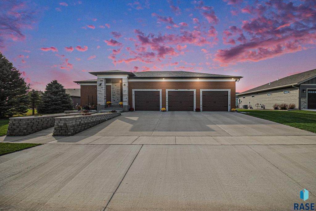 815 Heatherwood Ave Avenue, Madison, SD 57042