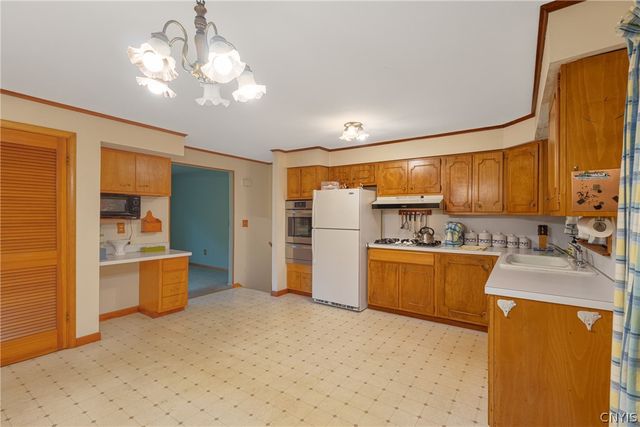 214 Colony Park Drive, Salina, NY 13088