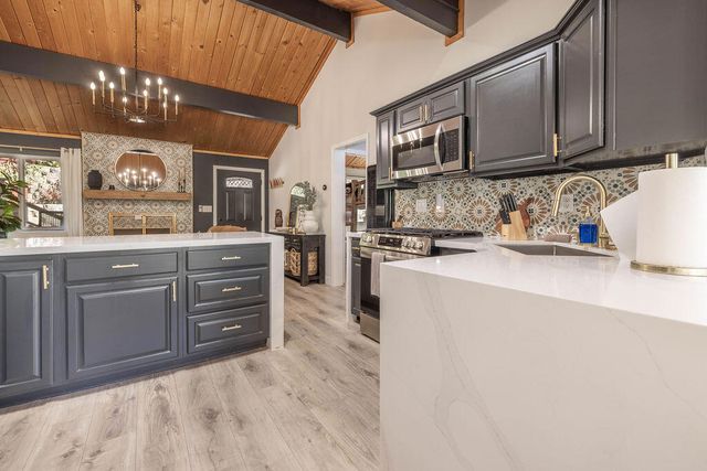 1126 Crags Lane, Fawnskin, CA 92333