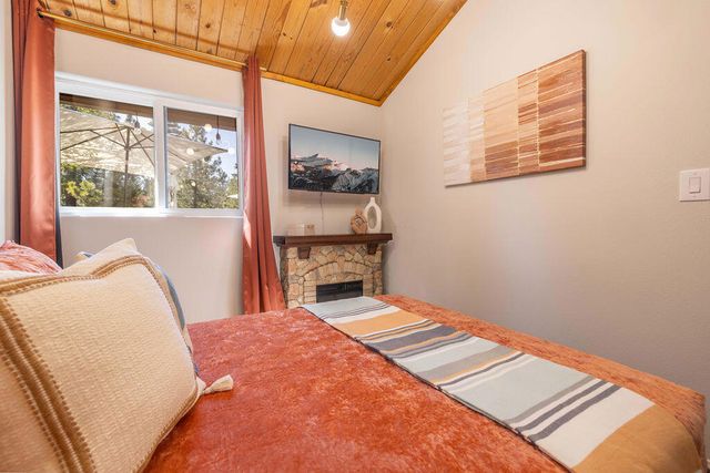 1126 Crags Lane, Fawnskin, CA 92333