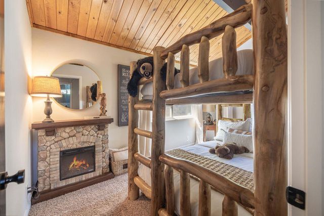 1126 Crags Lane, Fawnskin, CA 92333