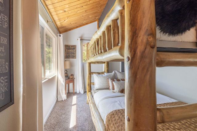 1126 Crags Lane, Fawnskin, CA 92333