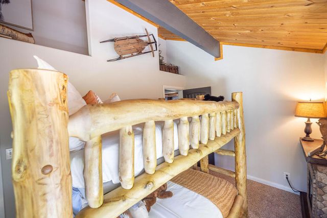 1126 Crags Lane, Fawnskin, CA 92333