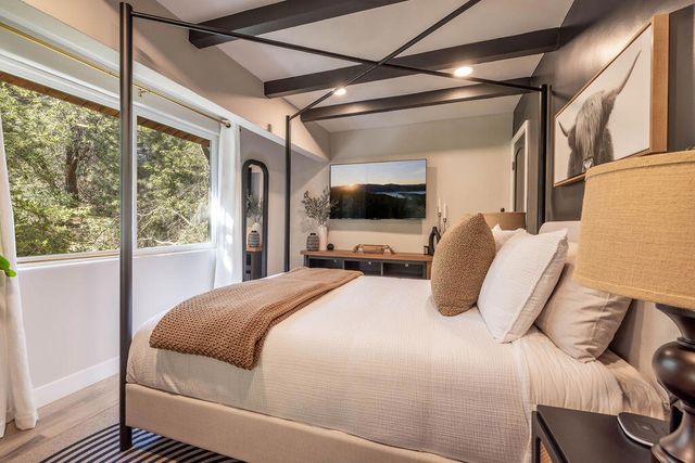 1126 Crags Lane, Fawnskin, CA 92333