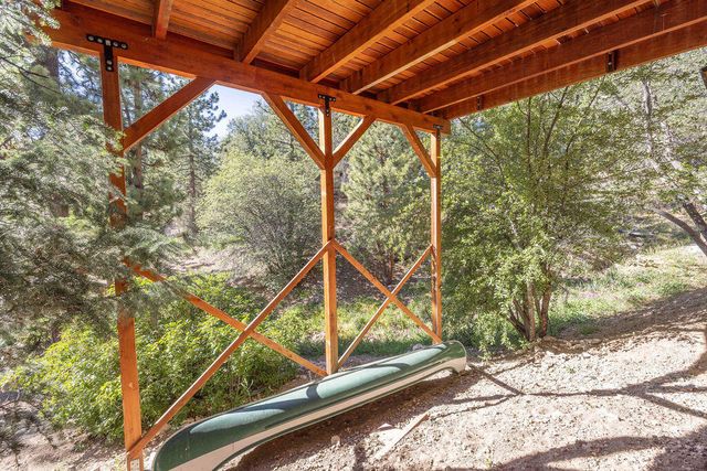 1126 Crags Lane, Fawnskin, CA 92333