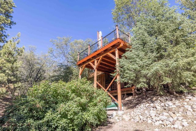 1126 Crags Lane, Fawnskin, CA 92333