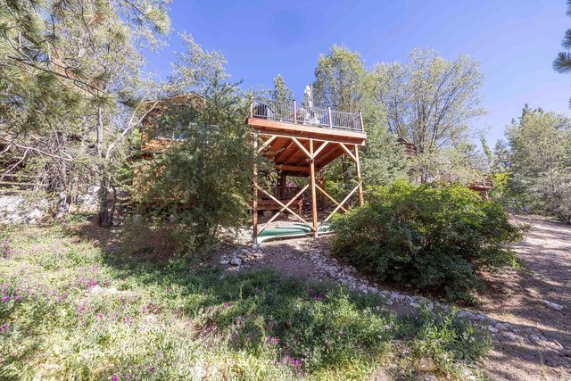 1126 Crags Lane, Fawnskin, CA 92333