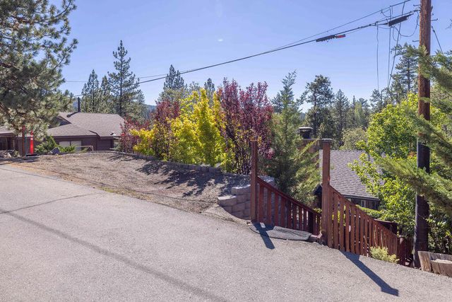 1126 Crags Lane, Fawnskin, CA 92333